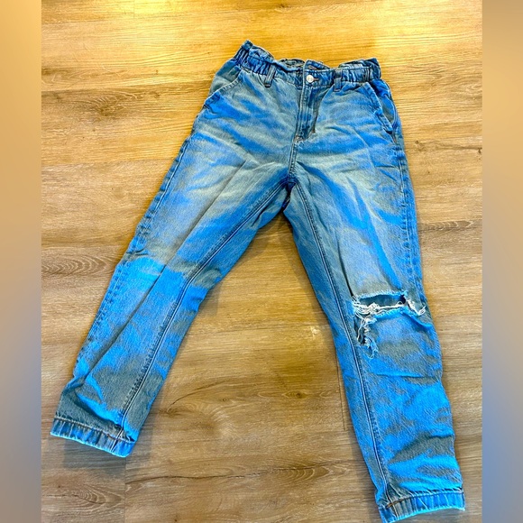 American Eagle Outfitters Denim - American eagle size 4 short light mom jeans!